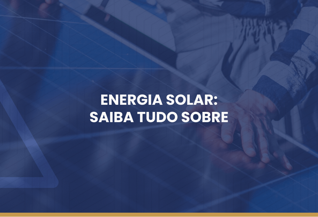 homem trabalhando com placas de Energia solar