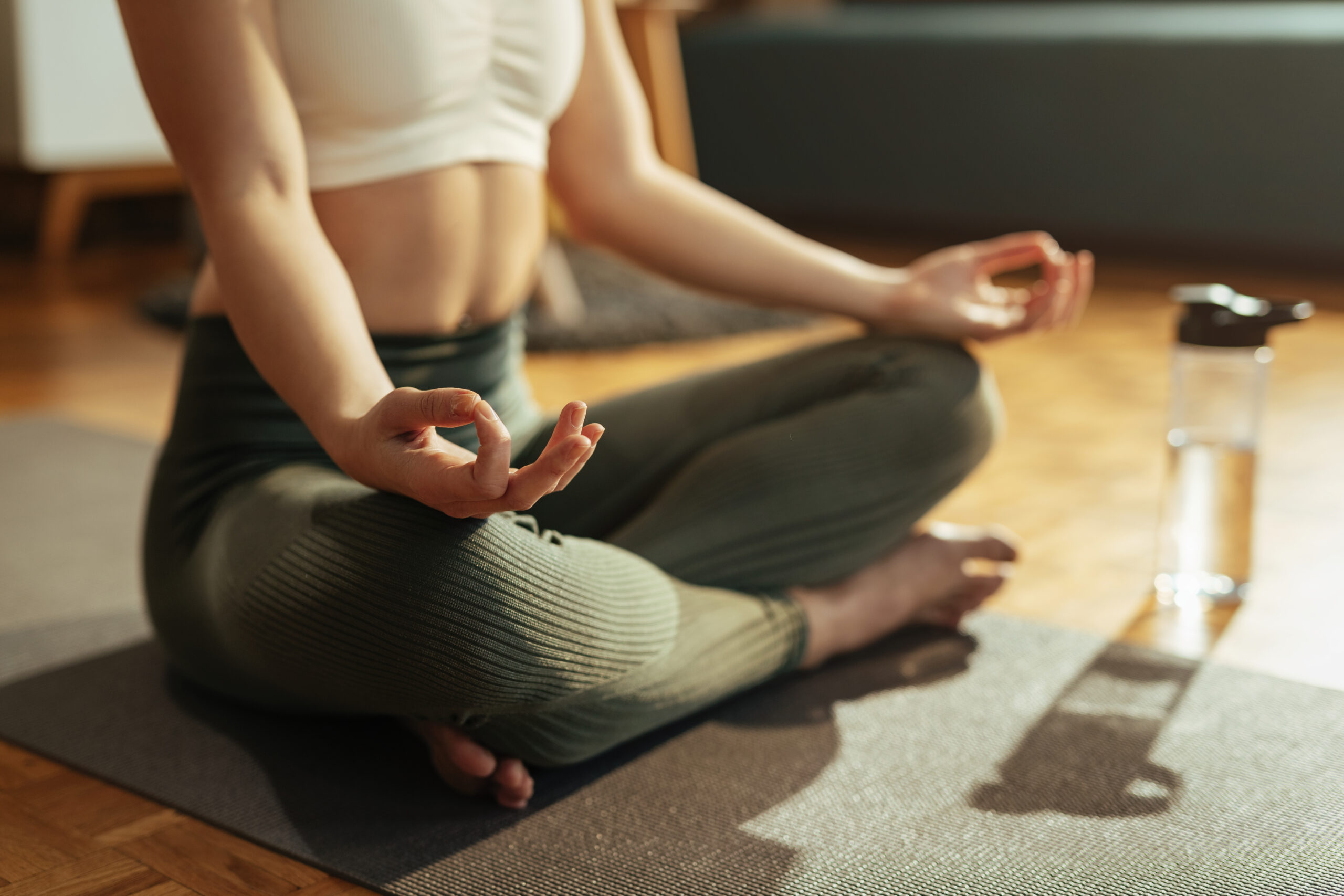 mulher praticando Yoga em casa