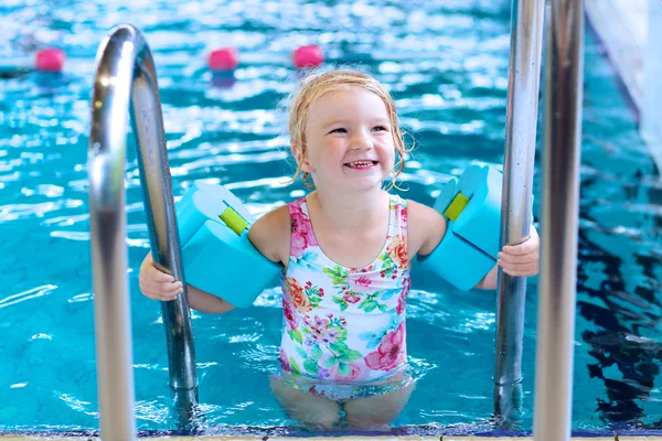 menina usando uma piscina nos Clubes em bh