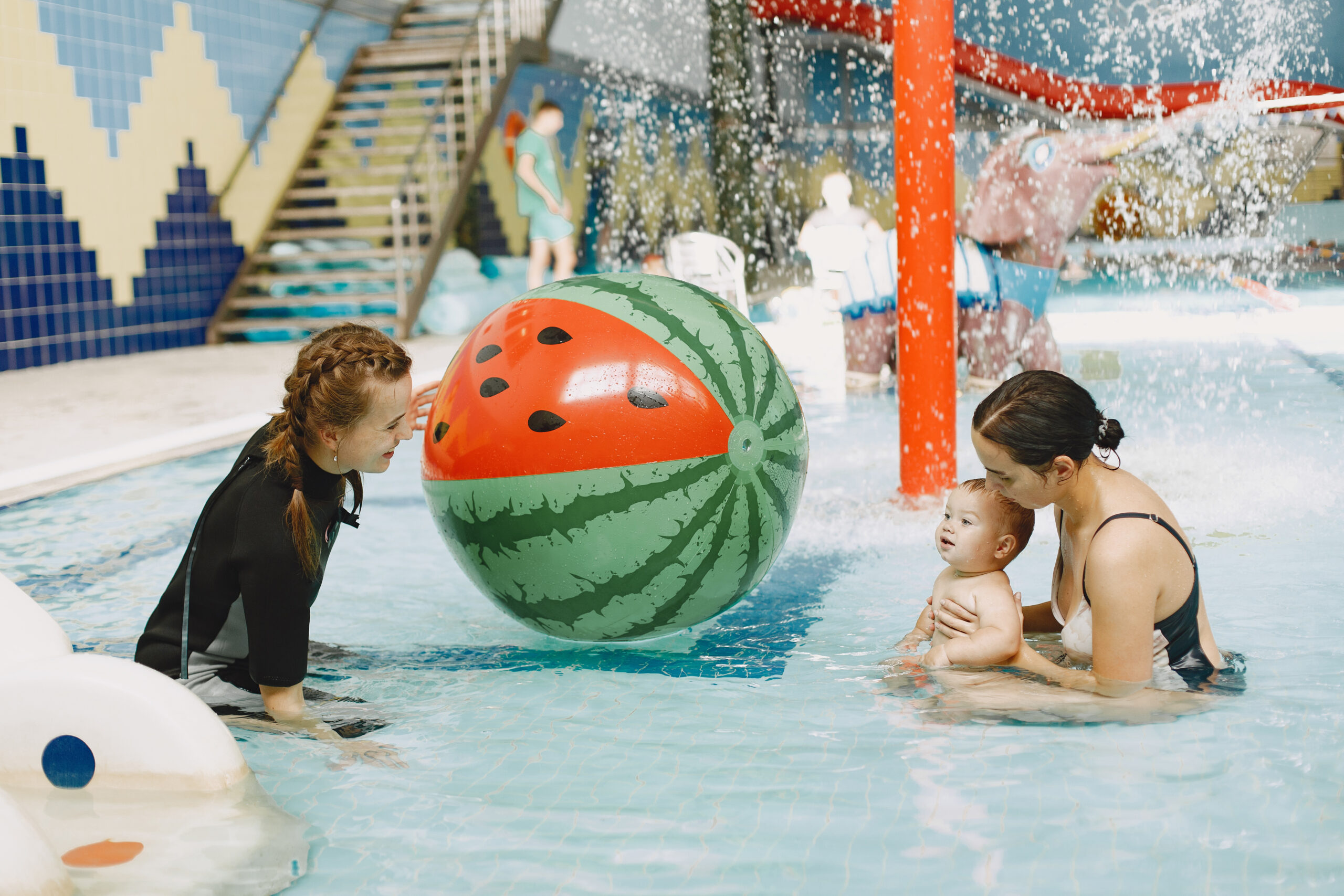 Mulheres brincando com criança na piscina em Clubes em bh